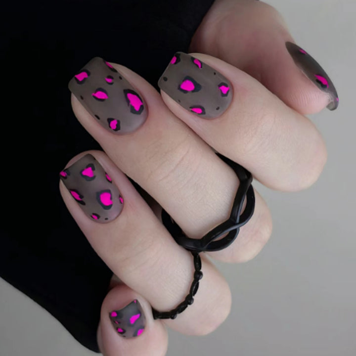 Künstliche Nagelkunst mit Leoparden-Muster Karnz