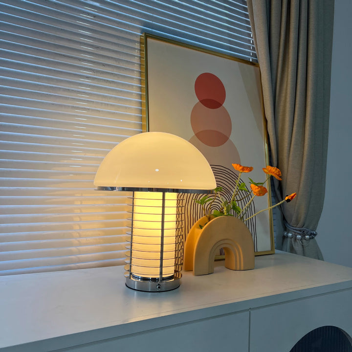 Moderne Tischlampe mit Kuppel-Schirm und sleekem Sockel