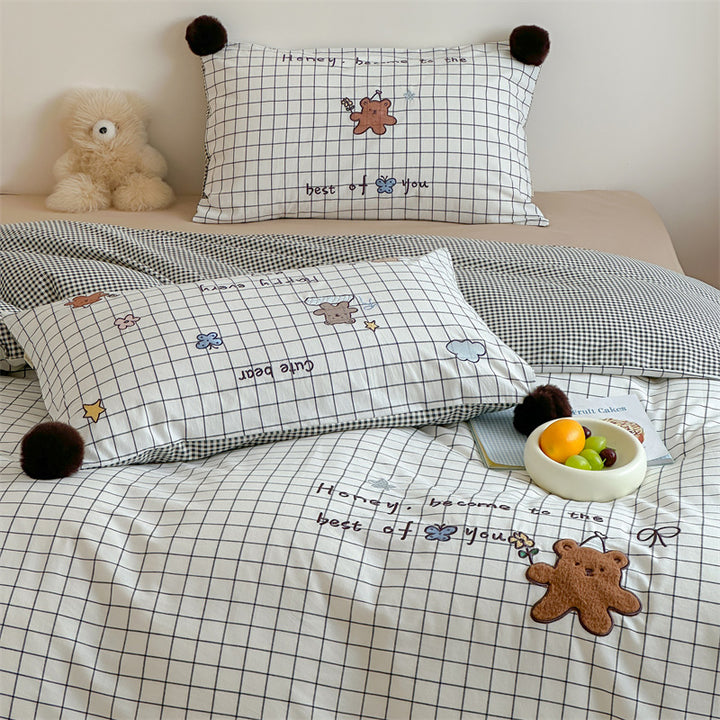 Kinder-Bettwäschegarnitur aus Baumwollsatin mit 3D-Teddy-Applikationen und Bommel-Ecken