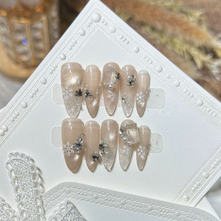 Schneeflocken-inspirierte Stiletto Press-On Nagelset Karnz