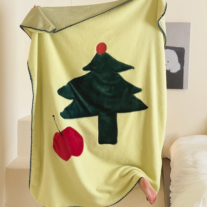 Kuschelige Wendefleece-Tagesdecke mit appliziertem Tannenbaum- und Apfelmotiv