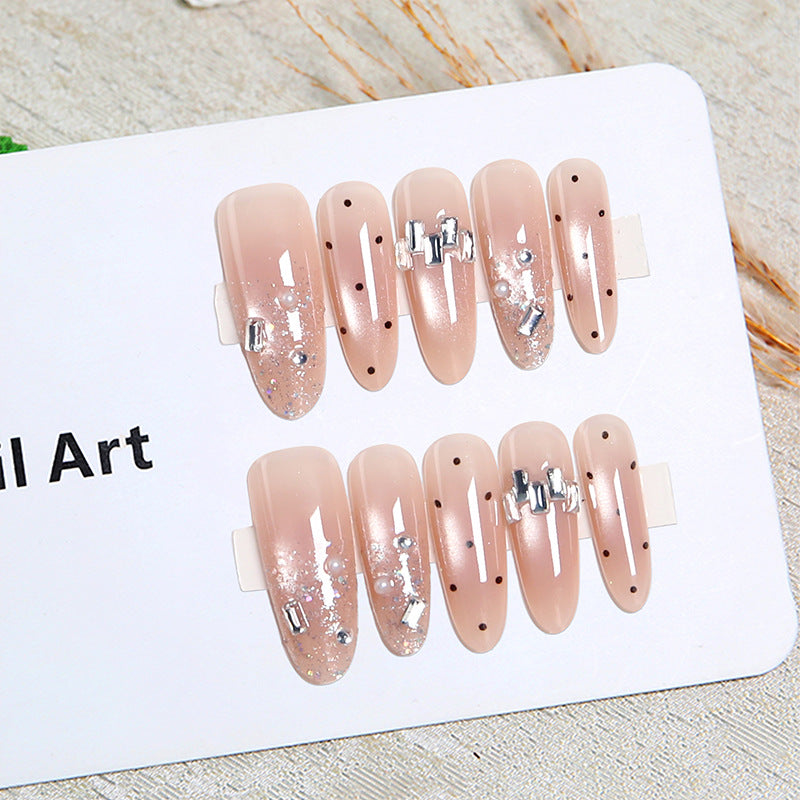 Kunstnagelset mit funkelnden Glitzer- und eleganten Schmuckdetails Karnz