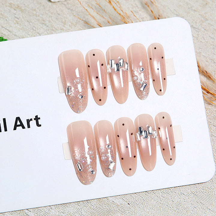 Kunstnagelset mit funkelnden Glitzer- und eleganten Schmuckdetails Karnz