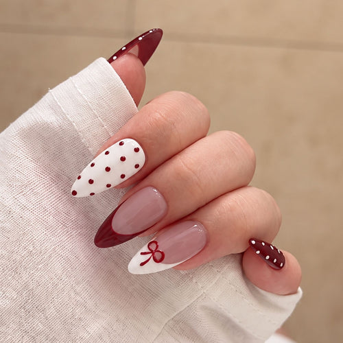 Kunstnagelset mit eleganten Schleifen- und Punkten Karnz