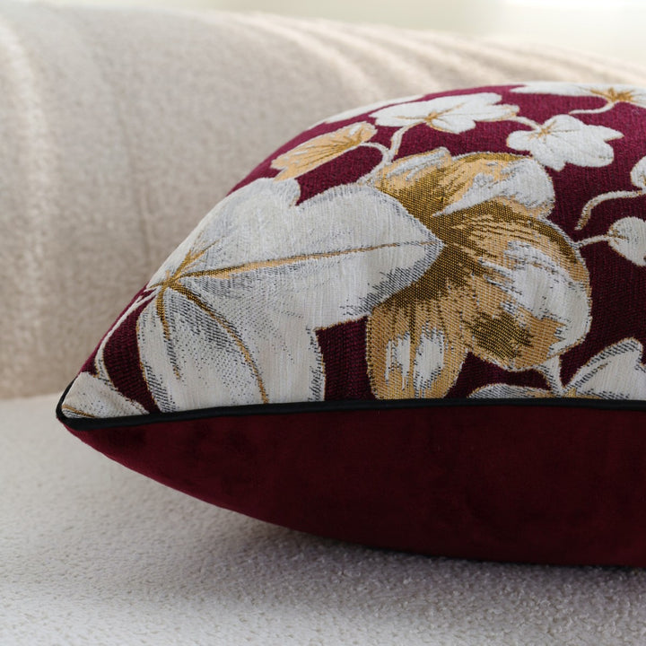 Elegantes Dekorationskissen mit floralem Design
