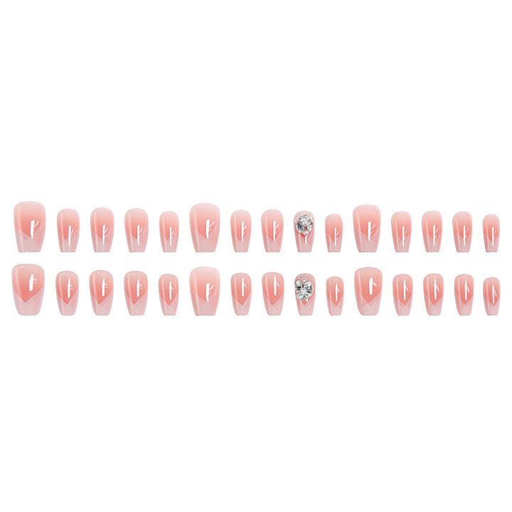Kunstnagelset mit filigranen Spitzendesigns und glamourösen Strassakzenten Karnz