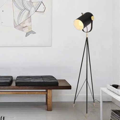 Moderne verstellbare Stehlampe mit Dreibeinfuß