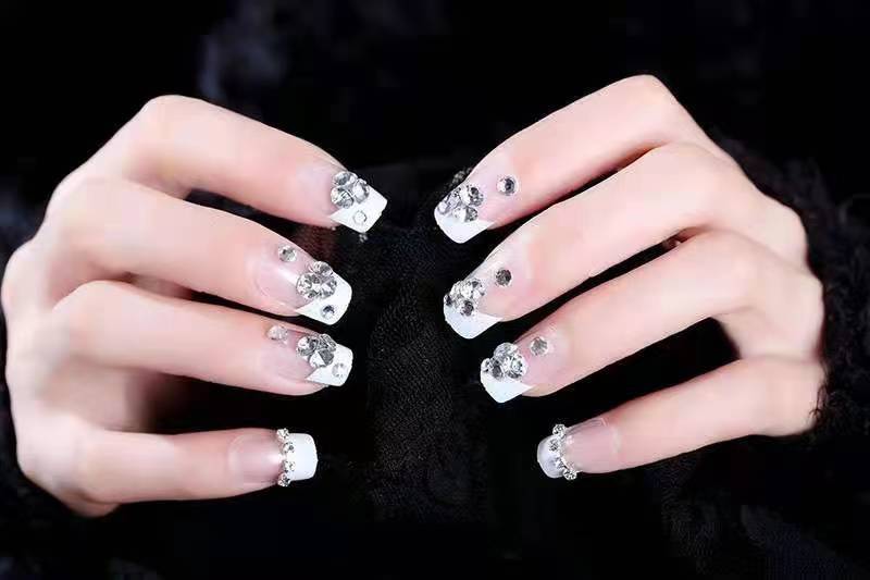 Glamouröse mit Strass verziert Press-On Nagelspitzen