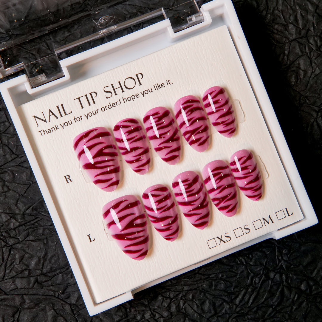 Künstlerische Press-On-Nagelspitzen mit Tigerstreifen