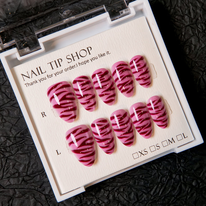 Künstlerische Press-On-Nagelspitzen mit Tigerstreifen