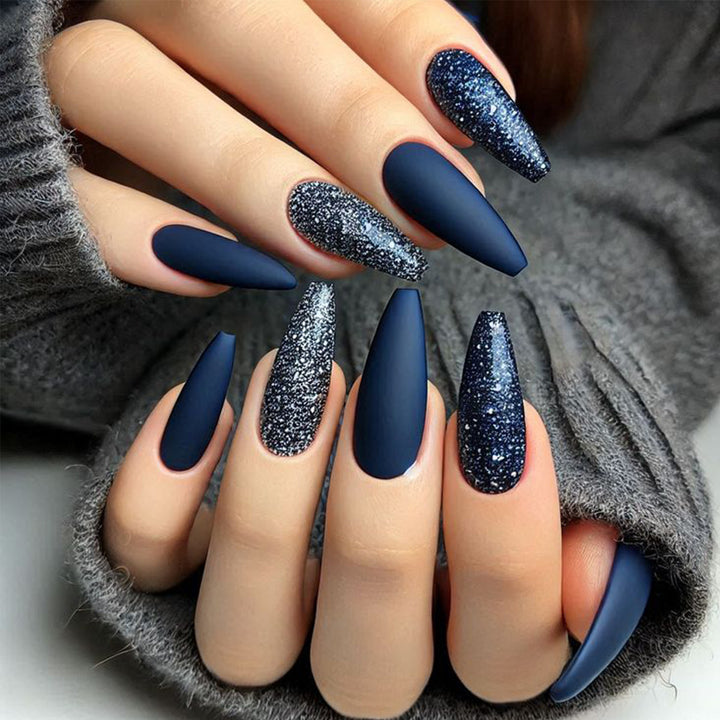 Glitzernde Stiletto Press-On Nagelset Karnz