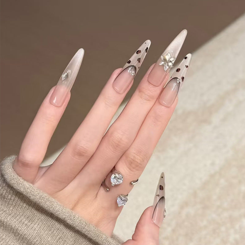 Künstlerische Stiletto Press-On Nägel mit Schmuckstein und dekorativen Akzenten Karnz