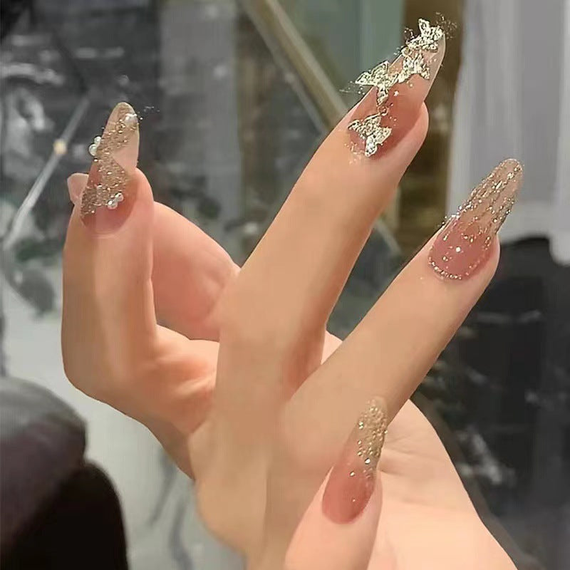 Glamouröse Kunstnägel mit funkelnden Akzenten Karnz