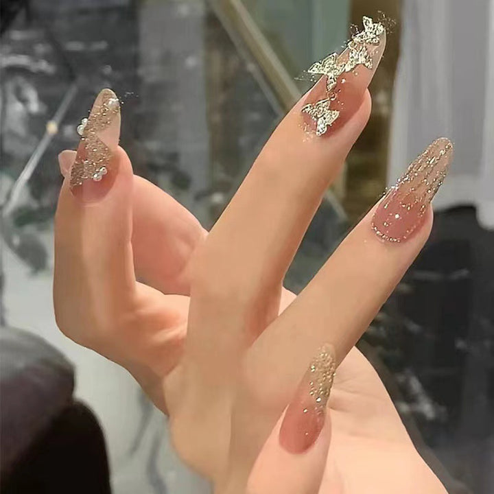 Glamouröse Kunstnägel mit funkelnden Akzenten Karnz