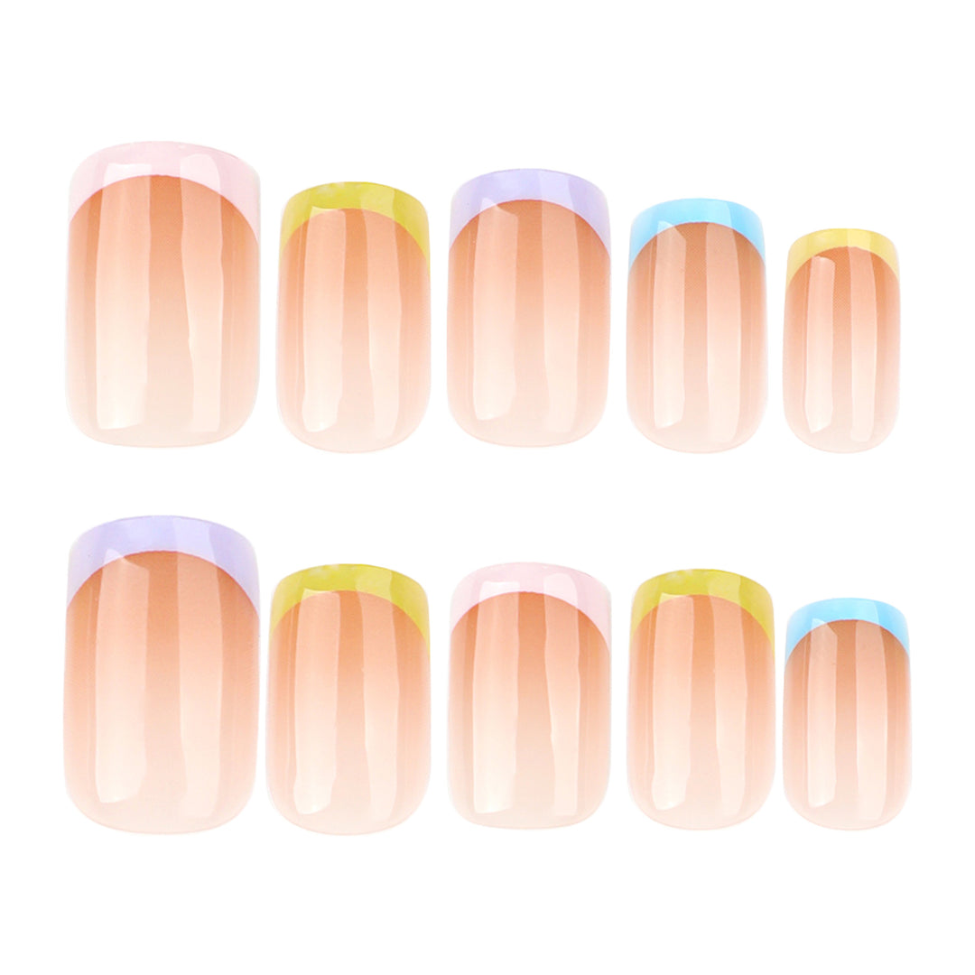 Kreative Nagelverlängerungen mit buntem French-Tip Karnz