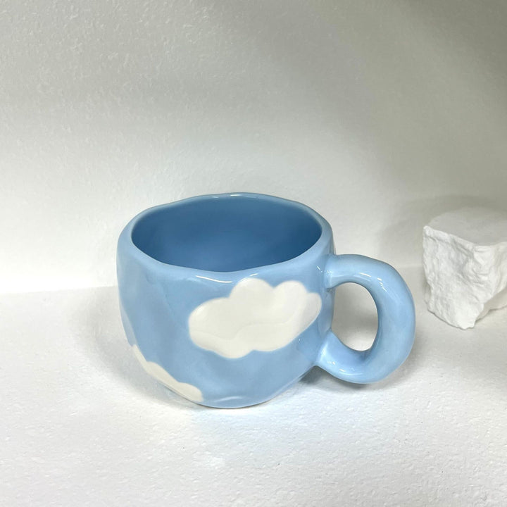 Keramik-Tasse mit handbemaltem Tulpenmuster und organischer Form