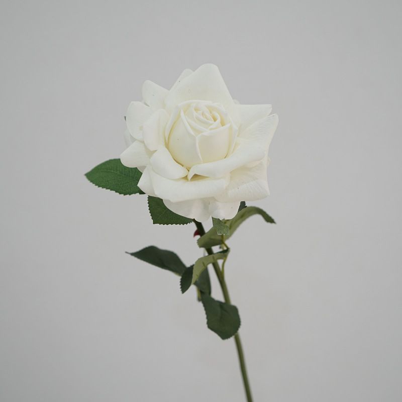 Lebensechter künstlicher Rosenstiel mit grünem Laub