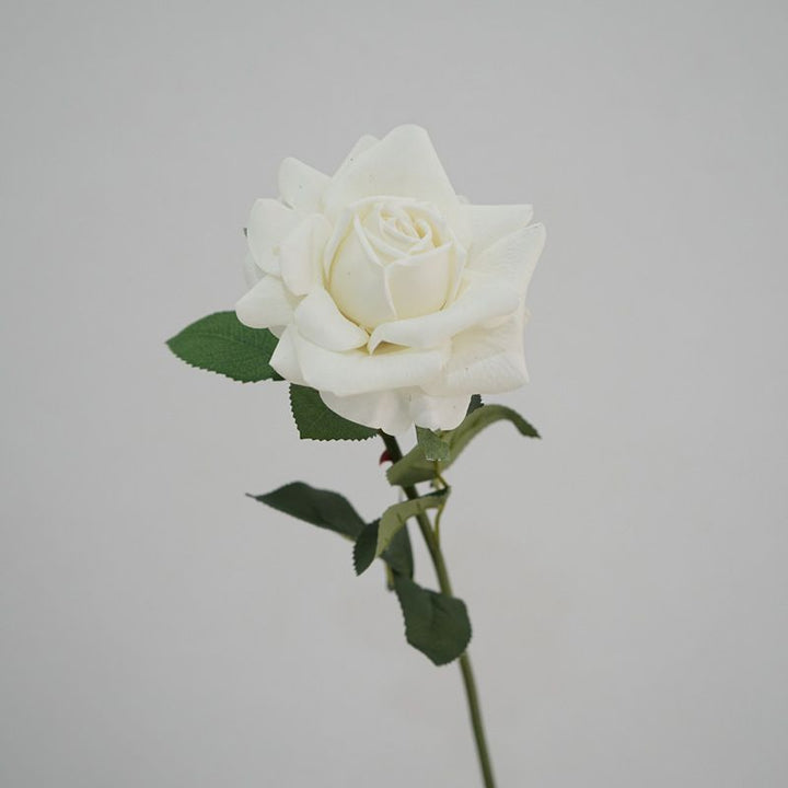 Lebensechter künstlicher Rosenstiel mit grünem Laub
