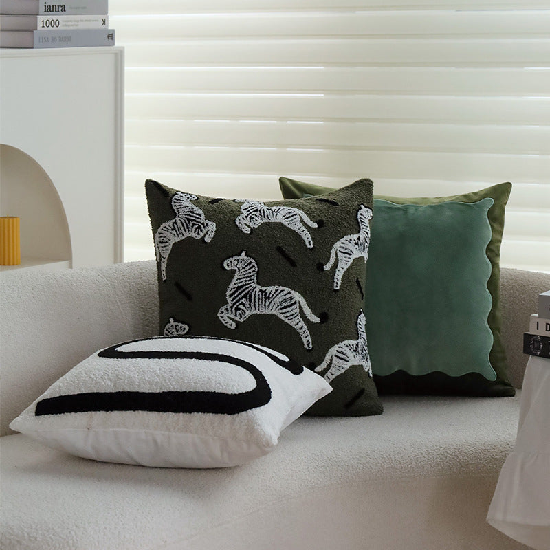 Quadratischer Zierkissenbezug im Teddy‑Bouclé mit erhabener Zebra‑Tuftapplikation Karnz