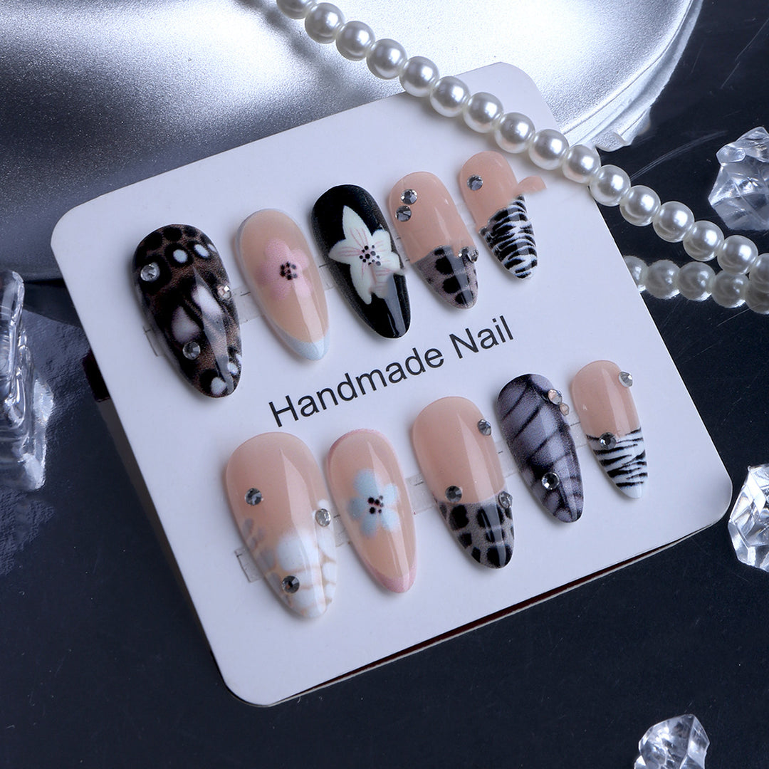 Kunstnägel mit Eleganten Designs und Schmuckelementen Karnz