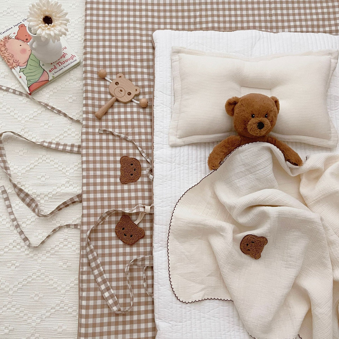 Kinderbett-Nestchen-Set mit Vichy-Karo, gestepptem Matratzenschoner und länglicher Kuschelrolle