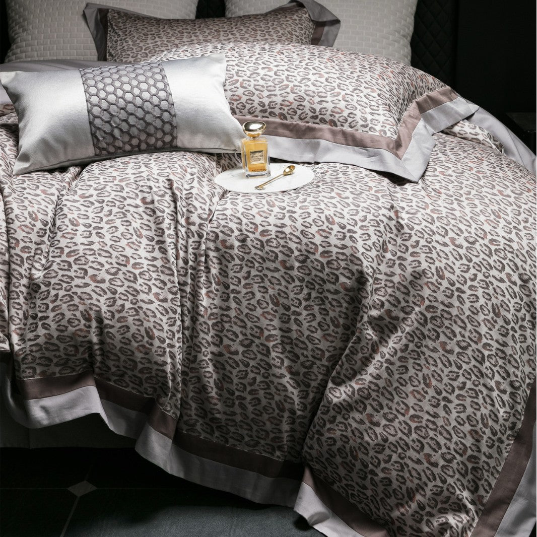 Luxuriöses Leopardenmuster Satin-Satin Bettdeckenbezug Set mit Kontrastbordüre und dekorativem Lendenkissen