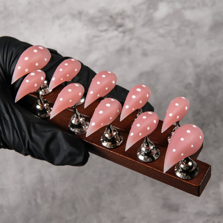Elegante Stiletto Press-On Nägel mit Punkten Design
