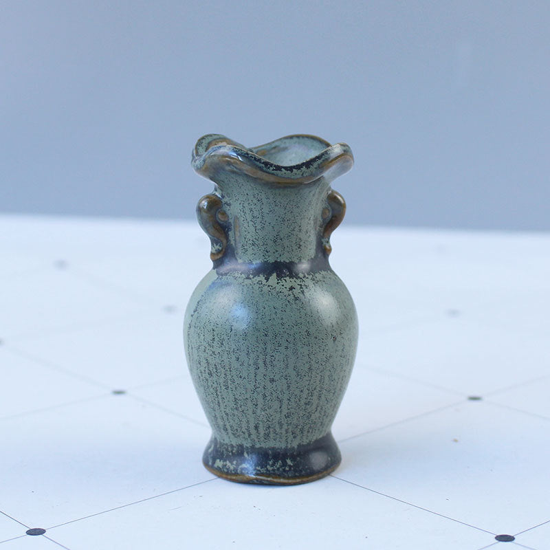 Elegante Keramikvase mit kunstvollem Design Karnz