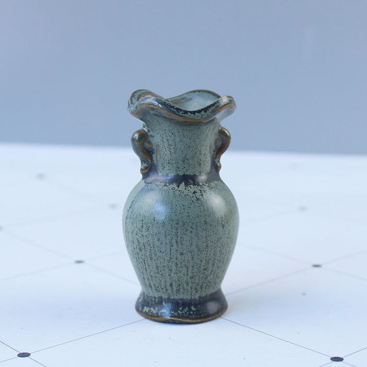 Elegante Keramikvase mit kunstvollem Design Karnz