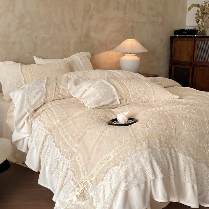Luxus-Bettgarnitur mit gestepptem Quilt, Spitzenvolant und dekorativem Bettrock