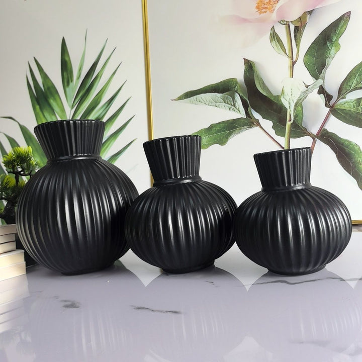 Elegante gerippte Keramikvase Karnz
