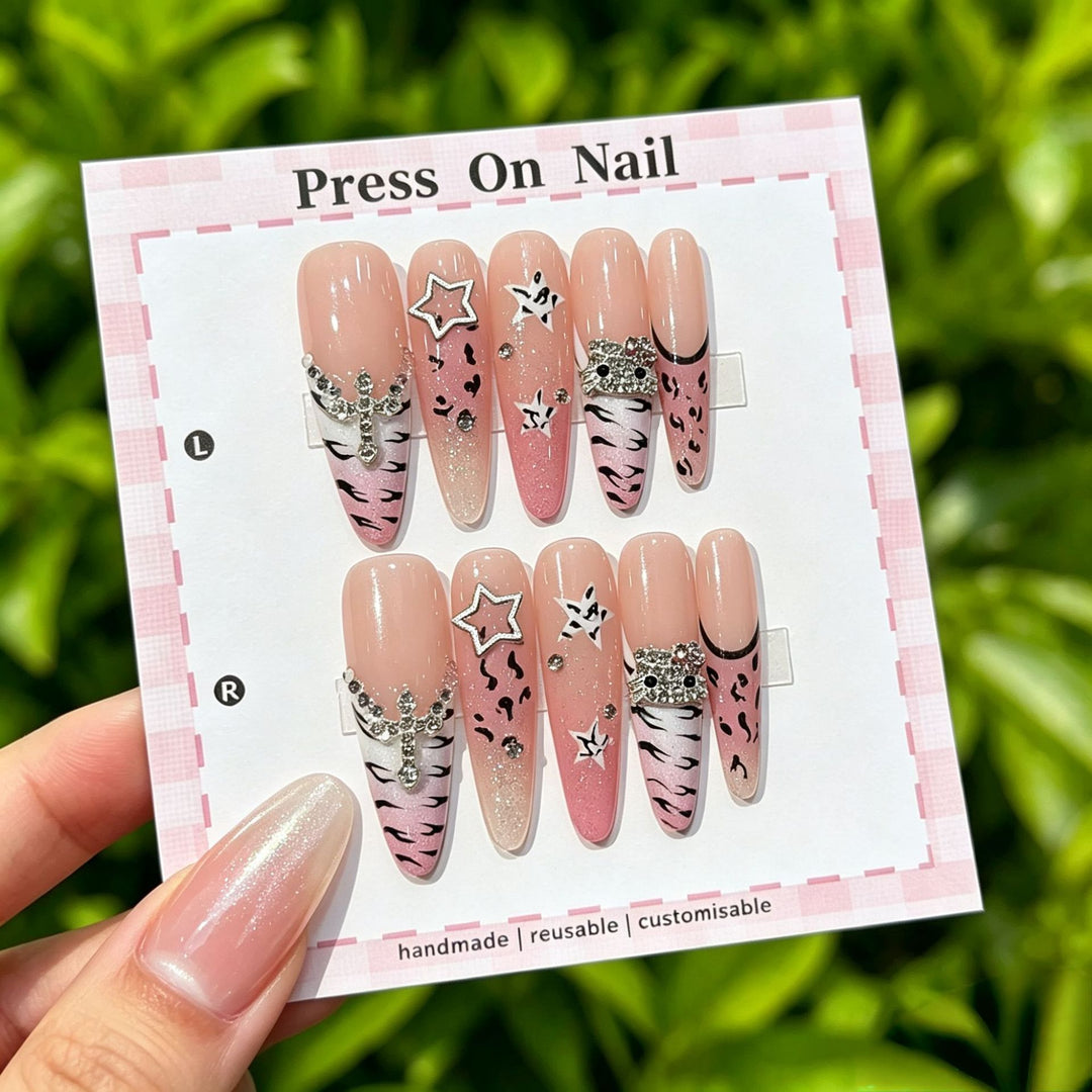 Künstlerisches Press-On Nagelset mit floralen und gemusterten Designs