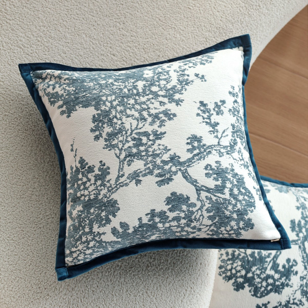 Quadratischer Kissenbezug mit feinem Toile‑Jacquard und seidiger Kederkante Karnz