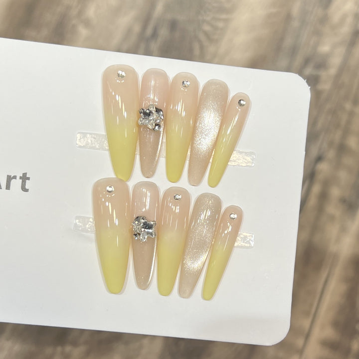 Dekoratives Press-On Nagelkunst-Set mit Edelsteinakzenten