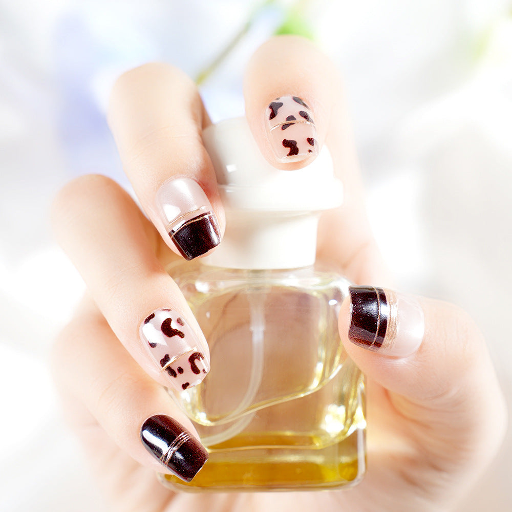 Künstlerisches Press-On Nagelkunst Set Karnz
