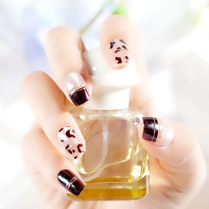 Künstlerisches Press-On Nagelkunst Set Karnz