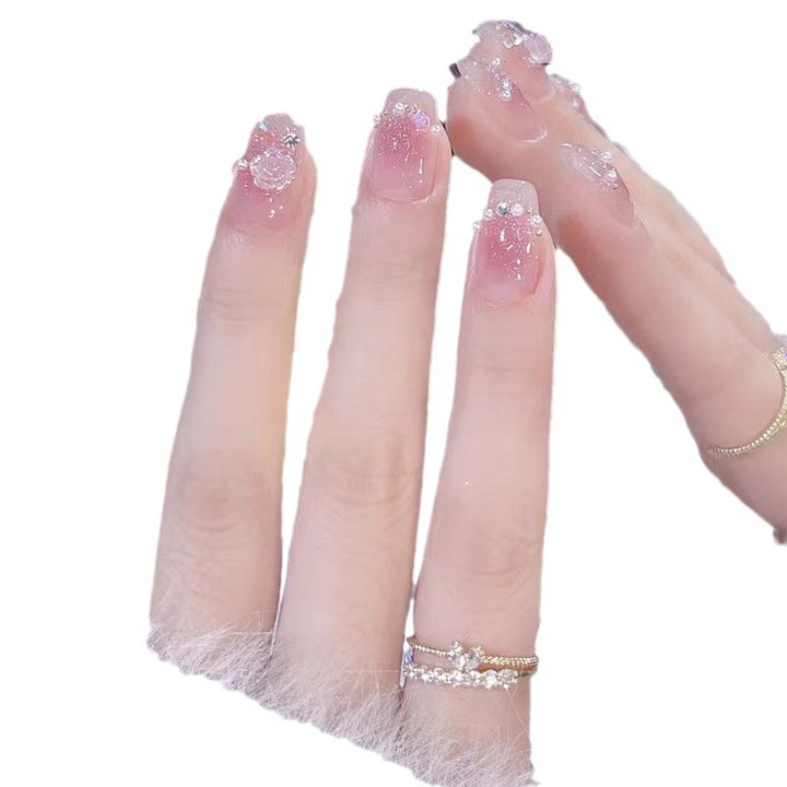 Glamouröse Nagelkunst mit Strass- und Perlenakzenten Karnz
