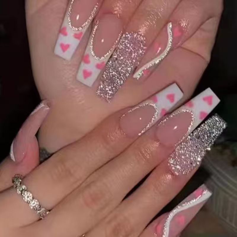 Künstlerische Glitzer- und Herzdesign Press-On Nagelverlängerungen Karnz