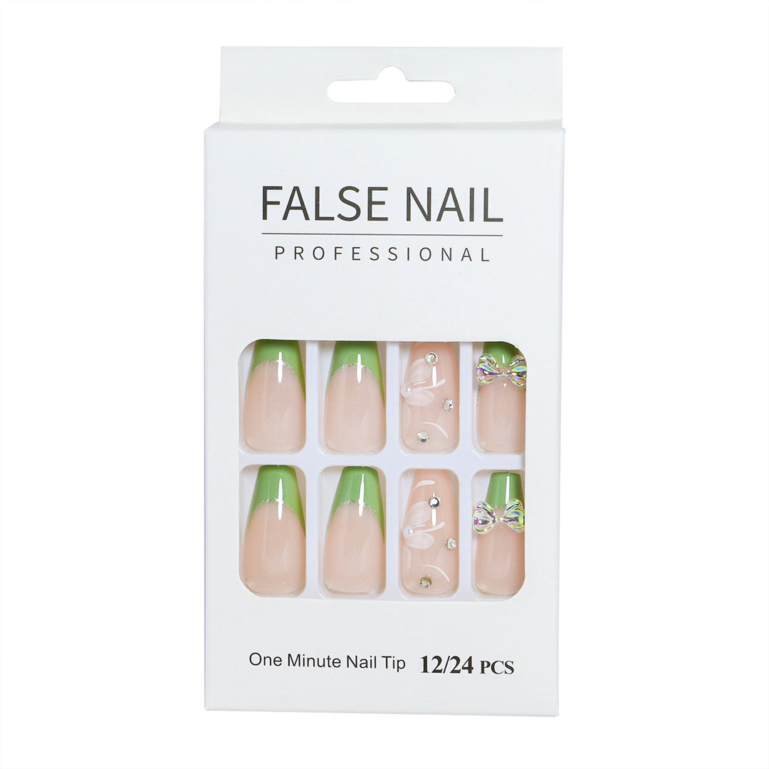 Dekorativer Press-On-Nagelset mit 3D-Akzenten Karnz
