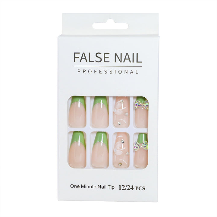 Dekorativer Press-On-Nagelset mit 3D-Akzenten Karnz