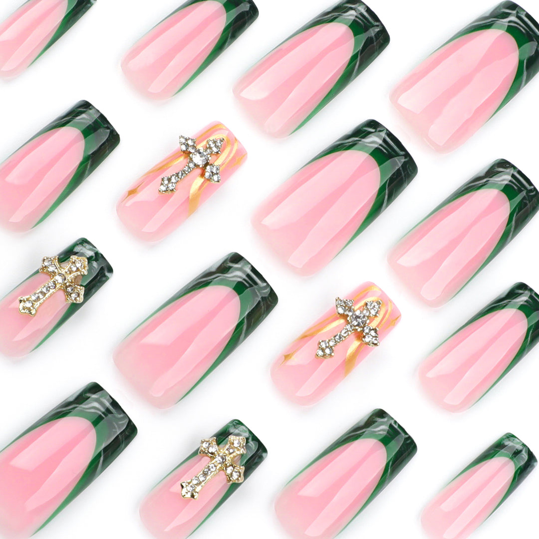 Kunstvolle Nagelverlängerungen mit luxuriösem Verzierungsdesign Karnz
