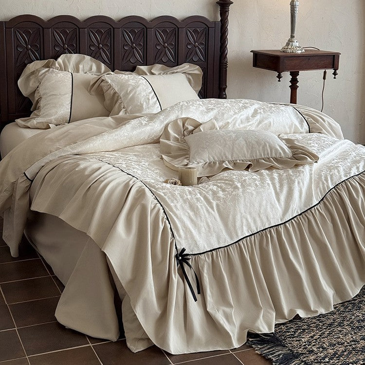 Romantische Bettgarnitur mit Volant, Jacquard-Relief und Zierband