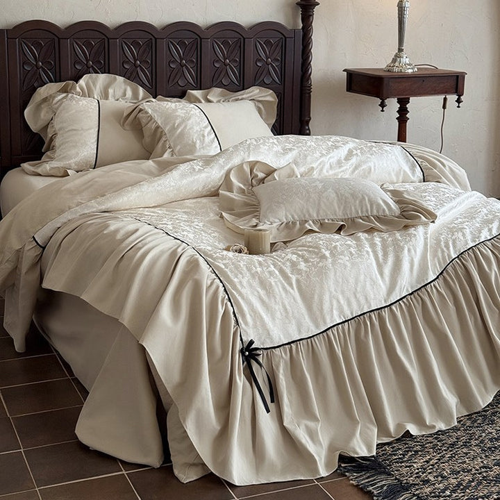 Romantische Bettgarnitur mit Volant, Jacquard-Relief und Zierband