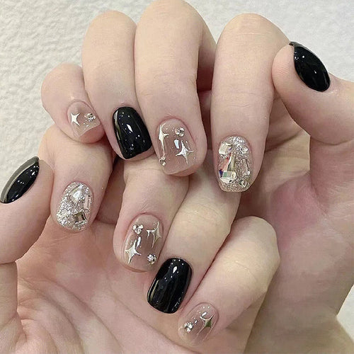 Elegante Nagelkunst mit Glitzer und Sternenmotiven Karnz