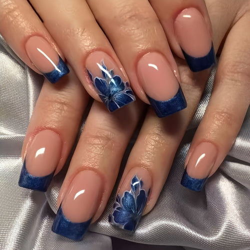 Kunstnägel mit Blühendem Blumendesign und Eleganter French-Spitze Karnz