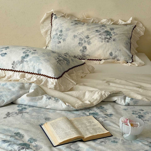 Romantisches Bettwäscheset aus Baumwoll-Satin mit Aquarell-Blütenprint, Volant und Zierborte