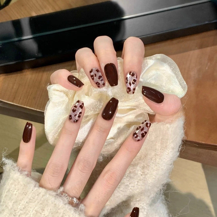 Elegante und Trendige Nagelset Karnz