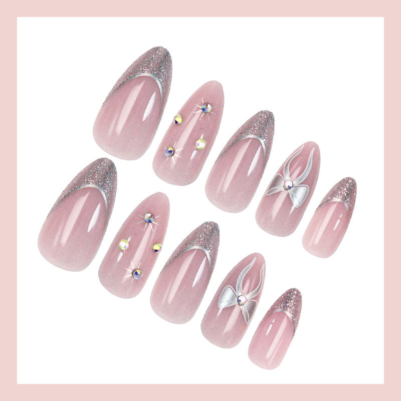 Kunstnagelset mit glamourösen Glitzer- und Blütenakzenten Karnz