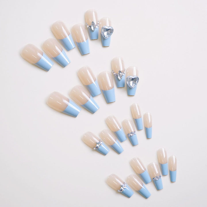 Elegante mit Strass verzierte Press-On Nagelkunst