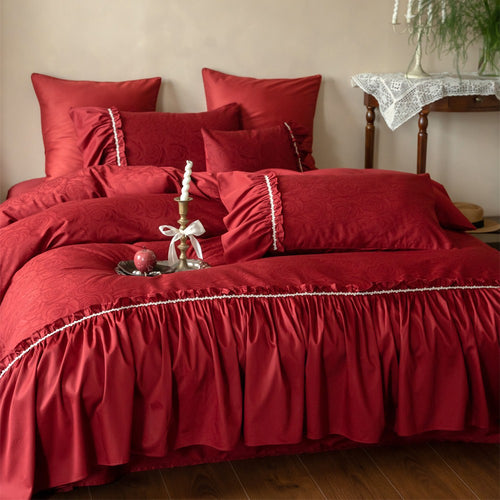 Opulentes Bettwäscheset im Vintage‑Stil mit gerafftem Bettüberwurf und Zierborte